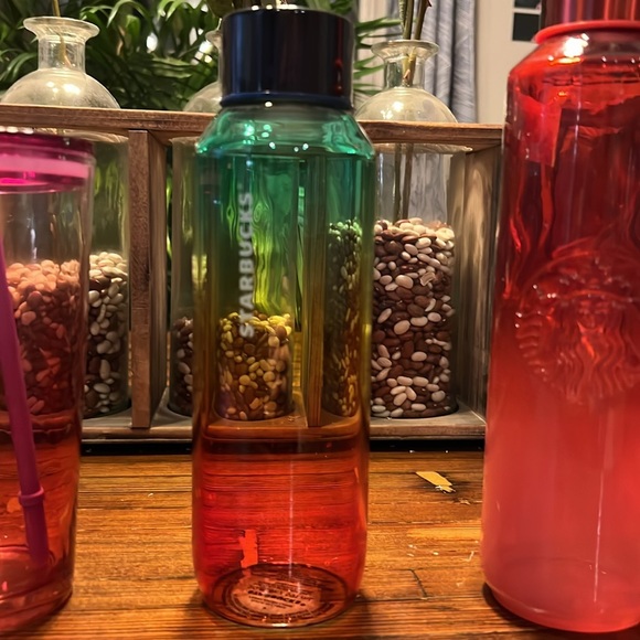 4 Starbucks cups. - Picture 4 of 5